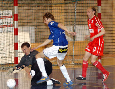 Era Pack's keeper Tomas Meller trying to stop the Helas Brno's forward Martin Kasalek (Photo courtesy: Stanislav Musilek - www.futsalmagazine.cz)