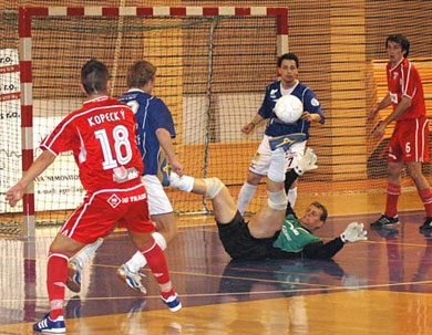 Hard situation for the Helas Brno defence... (Photo courtesy: Stanislav Musilek - www.futsalmagazine.cz)