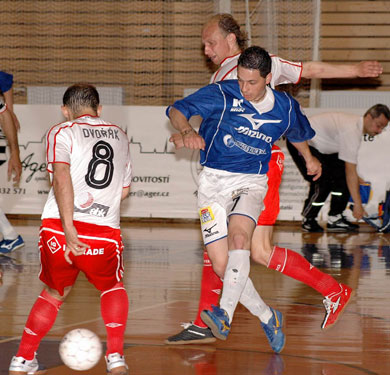 Action from the third and deciding match: Chadzidis vs Dvorak (Photo courtesy: Stanislav Musilek - www.futsalmagazine.cz)