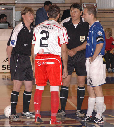Tomas Linhart (Era Pack) and Radek Toman (Helas Brno) during the pitch drawn (Photo courtesy: Stanislav Musilek - www.futsalmagazine.cz)