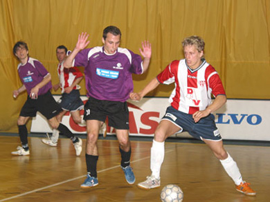 Figth between Under 21 national team talents: Mikeska's Martin Kozusnik managing the ball vs Jan Janovsky (Photo courtesy: Luboslav Kapsa - Futsal-fifa.cz)