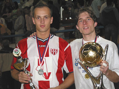 Fair play between Slovakian players in Czech Republic: Vladimir Mudrik (Mikeska) and Dusan Kasicky (Jistebnik) (Photo courtesy: Luboslav Kapsa - Futsal-fifa.cz)