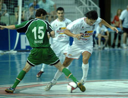 Daniel tries to stop Balo (Photo courtesy: Enrique Serrano - LNFS)