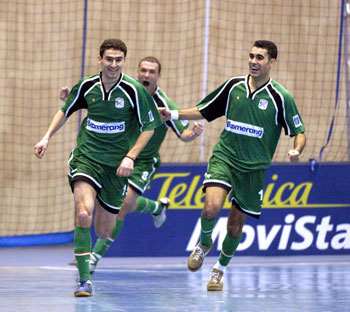 Daniel, Joan and Schumacher running towards the Cup (Photo courtesy: www.lnfs.es)
