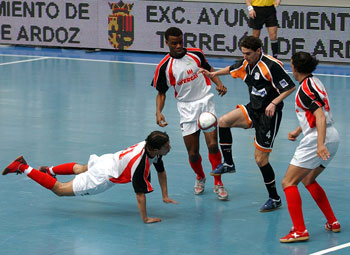 Daniel is surronded by the West Stars defense (Photo courtesy: Enrique Serrano - LNFS)