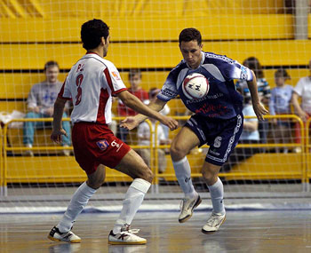David Marin (Cartagena) against Luiz Claudio (Mir�) (Photo courtesy: LNFS)