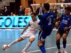 David Marin trying to score a goal against Nando Grana and Edesio (Photo courtesy: www.lnfs.es)