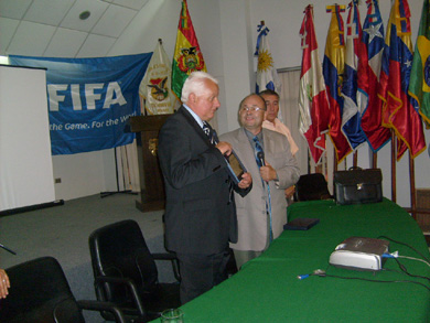 Cesar Figueredo awarded by the Bolivian FA (Photo courtesy: Vicente De Luise)
