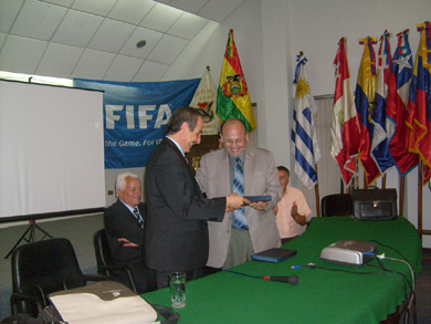 Vicente De Luise awarded by the Bolivian FA (Photo courtesy: Vicente De Luise)