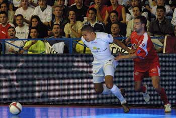 How to stop Manoel Tobias? (Photo courtesy LNFS)