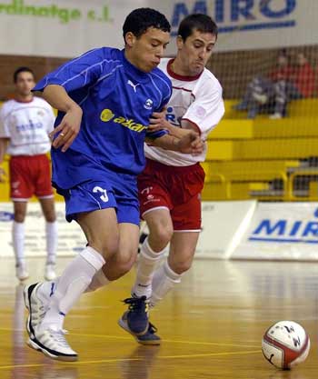 Fernandinho vs Diego Blanco (Photo courtesy LNFS)