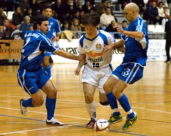 The Italian national team players of Playas, Nando Grana and Seco, trying to stop Hugo Fontana (Photo courtesy LNFS)