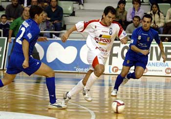 Fran Serrejon trying to escape to Oscar Aranda (new arrive from Boadilla) and Minambres (Photo courtesy LNFS)