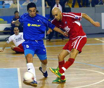 Seco vs Paulinho, while Javi Rodriguez is looking at them (Photo courtesy: LNFS)
