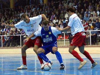 Nano Modrego between Rafa Munoz and Kel (Photo courtesy: LNFS)