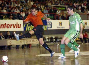 Leo trying to score a goal against Julio (Photo courtesy: LNFS)