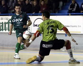 Raul Izquierdo scoring a goal for Zaragoza (Photo courtesy: LNFS)