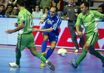 Javi Rodriguez in action against Marquinho and Joan (Photo courtesy LNFS)