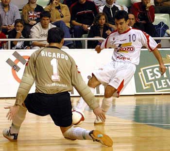 Ricardo against his history (El Pozo) and his previous team mate Cobeta (Photo courtesy LNFS)