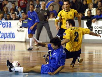 Gustavo Marques vs Purao and Luis (Photo courtesy LNFS)