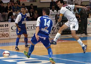 Santi kicking at goal while Nano Modrego is trying to stop him (Photo courtesy: Enrique Serrano - LNFS)