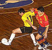 Reinaldo Aguirre (11, Deportivo Recoleta) against Rodrigo Ayala (UAA) (Photo courtesy: Diario ABC Color)