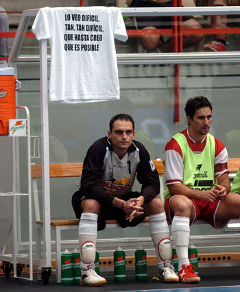 The El Pozo hope, written on a shirt, is over: Lo veo dific�l, tan tan dific�l, que hasta creo que es posible (Photo Enrique Serrano - LNFS)