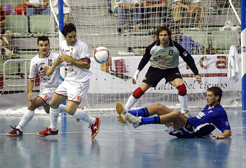 Where is the ball? Cobeta, Paulo Roberto, Sergio and Isco are looking for it!  (Photo courtesy: LNFS)