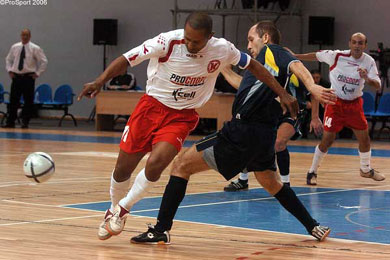 The brazilian star Etienne in action with Kairat Almaty (Photo courtesy: ProSport via UEFA.com)