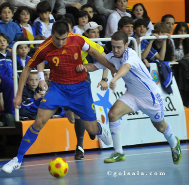 Boadilla*s star Lozano followed by Georgios Zalonis (Photo courtesy: Enrique Serrano - GOLSALA)