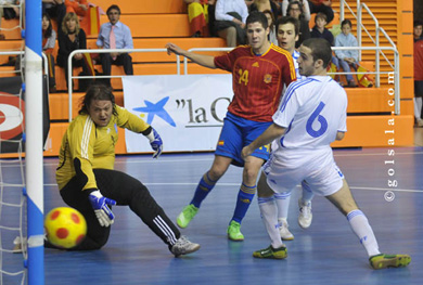 No chances for Theofilou and Zalonis? No, Raul Campos won't score against Greece (Photo courtesy: Enrique Serrano - GOLSALA)