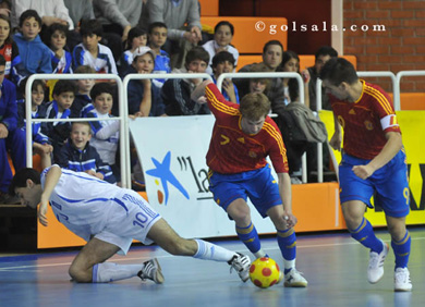 Pola and Lozano overcoming Manos (Photo courtesy: Enrique Serrano - GOLSALA)