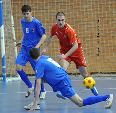 Swiss player Stefano Minuscoli in action between Anton Brunovsky and Natus Kysavsky (Photo courtesy: Enrique Serrano - GOLSALA)