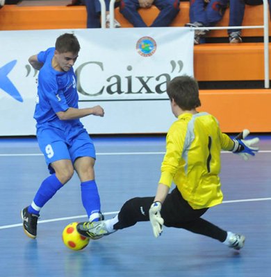 Attempt on goal by Slovak forward Dusan Rafaj, will Patrick Schmidt save Switzerland? (Photo courtesy: Enrique Serrano - GOLSALA)