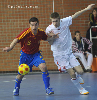 The Swiss Jean-No�l Roche is everywhere: here against Barroso... (Photo courtesy: Enrique Serrano - GOLSALA)