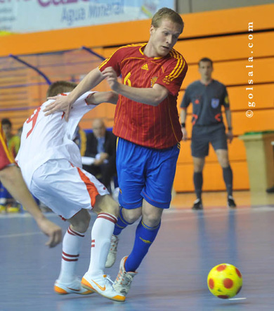 Ernesto (Spain) vs Jean-No�l Roche (Switzerland) during the UEFA Futsal Championships Under 21 qualifiers in Alcobendas (Photo courtesy: Enrique Serrano - Golsala)