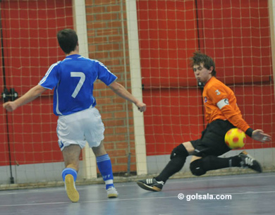 Attempt on goal by Panagiotis Artinos, here against the Slovak goalie Erik Klema (Photo courtesy: Enrique Serrano - GOLSALA)
