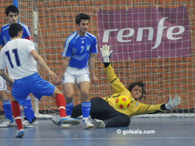 Radoslav Ciprys dangerous in the Hellenic defense composed of Theofilou, Artinos and captain Manos (Photo courtesy: Enrique Serrano - GOLSALA)