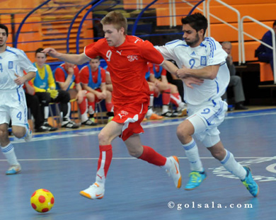 Number 9 duel: Jean-No�l Roche vs Kyriakos Ramfos (Photo courtesy: Enrique Serrano - GOLSALA)