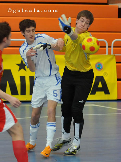 Patrick Schmidt trying the save the Swiss squad against Spyridon Kondylatos (Photo courtesy: Enrique Serrano - GOLSALA)