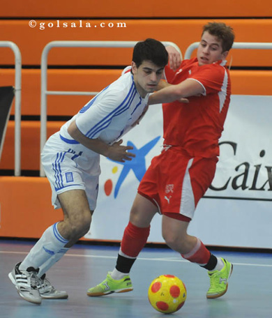 Hellenic captain Manos escaping to the Swiss defense (Photo courtesy: Enrique Serrano - GOLSALA)