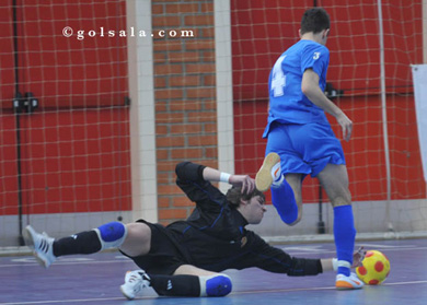 Lobelle*s youth keeper Marcos Vara (here saving his goal against Tomasek*s attempt) and his Azkar*s cousin Oscar suffered no goals in three matches! (Photo courtesy: Enrique Serrano - GOLSALA)
