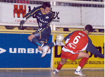 Falc�o (Malwee /Jaragu�) against Neto (Ulbra): the Brazilian star was not enough for Malwee /Jaragu� (Photo courtesy: Jo�o Pires )