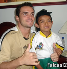 Falc�o with a young fan in Colombia (Photo courtesy: Falc�o 12 Official Web Site)