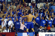 The expected moment is arrived for Playas: Fali can share his happiness with the biancoazul torcida! (Photo courtesy: Enrique Serrano - LNFS)