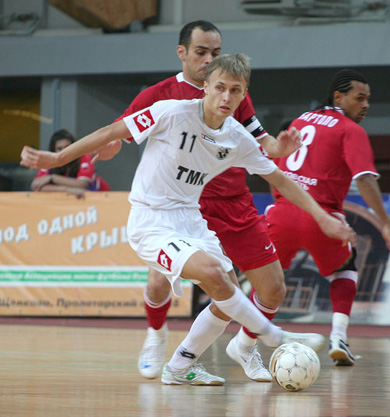 Prudnikov followed by Kaka in the superleague challenge between Viz-Sinara and Spartak Shelkovo (Photo courtesy: AMFR)