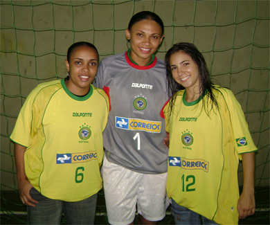 Wearing the Brazilian National team shirt, here with Lala and Jessiquinha (Photo courtesy: Jaguar� Esporte Clube)