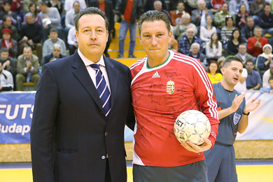Ferenc Ragadics, vice-president of the Hungarian Futsal Committee, awarding Karoly Torok (Photo courtesy: Miklos Biszkup)