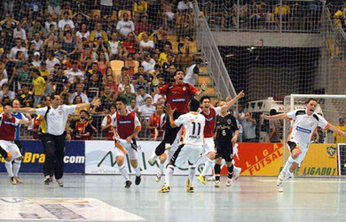 Lavoisier just put the ball into the empty Malwee goal: Carlos Barbosa is now sure to win their 4th Liga Futsal title! (Photo courtesy: ACBF)