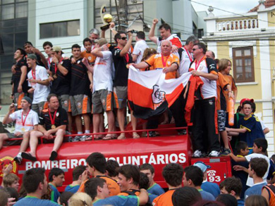 Futsal heroes are back in Carlos Barbosa, the gaucha city is crazy for them! (Photo courtesy: ACBF)